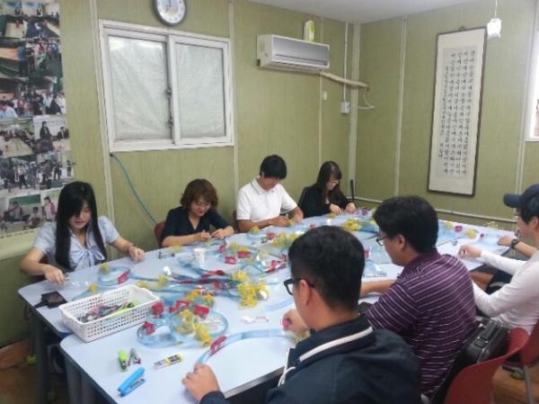 2013��9�� 25�� 
������ �����е��� ����Ȱ���� ���̽��ϴ�.
����Ȱ���� ���Ƕ����� ��ſ� �������� ���ּ� 
���� ���޾� ����� �������� �� ���ҽ��ϴ�.
�ٻڽ� ���߿��� �ð����� ����Ȱ�� ���ּż� �����մϴ�.
�����ε� ���� ���� ��Ź�帮�ڽ��ϴ�.

 

������ ���� �߿����µ�,
���� �����Ͻð� �ǰ��� �����ϼ���.
